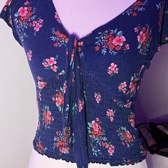 Flower 🌸 crop top - Picture 1 of 3